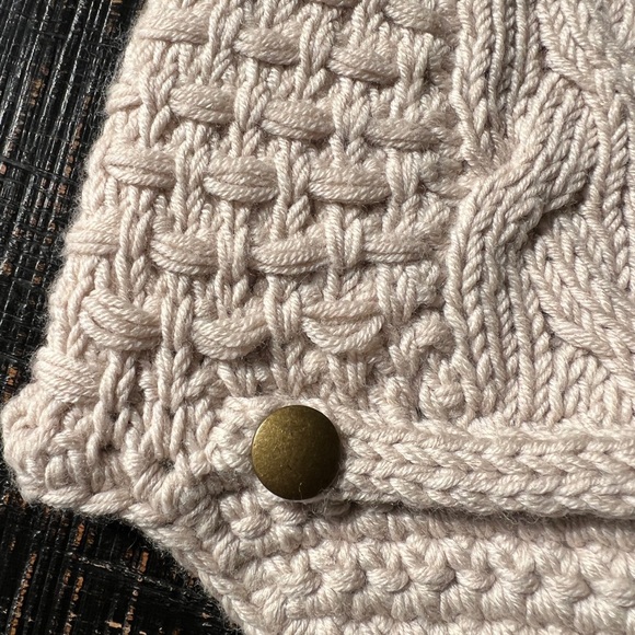 Women’s Banana Republic Beanie Hat Extra Fine Wool Tan Knit Winter Fur Pom NWOT - Picture 3 of 5